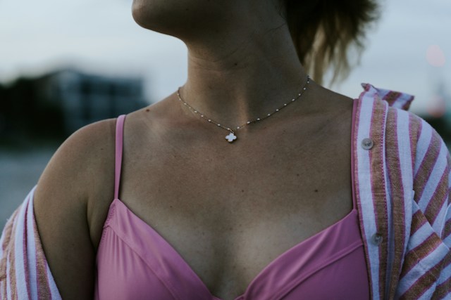 Le médaillon, ce petit bijou qui raconte les grandes histoires de famille